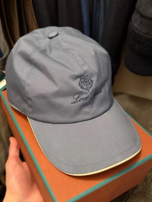 Loro piana keps - Snygg blå keps från Loro piana med box. Storlek M