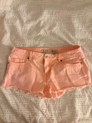 Ljusrosa jeansshorts från Denim Co - Säljer ett par korallrosa shorts från Denim Co          I strl S. Midjemått tvärsöver: ca 38 cm