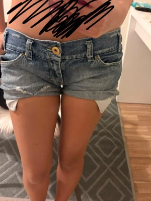 Blå denimshorts H&M - Säljer ett par blå denimshorts från H&M divided. I strl S/M. Midjemått tvärsöver 40 cm. 🌷