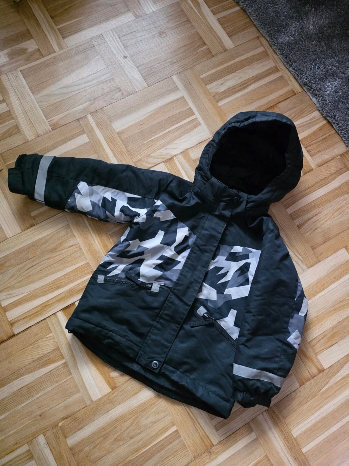 Svart vindjacka med camomönster