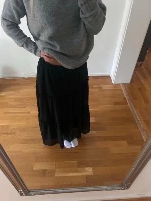 Svart långkjol  - Lång typ volangkjol. Saknar lapp men tror de är storlek M. Passar även mig som oftast har xs. Inga defekter