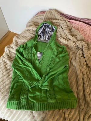 Grön stickad hoodie Liz Claiborne - Osäker på storlek runt S/M