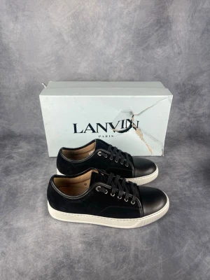 Lanvin DBB1 captoe sneaker - Skick: 10/10, nyskick med låda kvar | Ingår: Skor och låda | Nypris +- 5000 sek | Lådan blev lite bängad i posten men skorna är i nyskick, ända tecknet på användning är sulorna men märks knappast. | Sjukt stilrena och perfekta nu till våren och sommaren! | Hör gärna av dig om du har några frågor! 🍾🍾