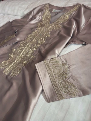 Abaya / jelabya  - Säljer dessa helt nya och oanvända fina abayas ( säljer flera av denna modell så bara att höra av er om antalet ni vill ha ). Materialet är satin och jag har storlekarna large och X large kvar i denna🤍