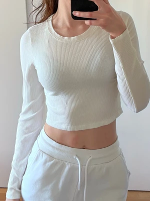 Vit ribbad crop top MONKI - Vit ribbad crop top magtröja från Monki