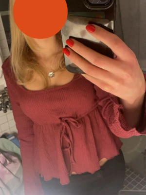 Vinröd ribbad topp från Nelly - Supersöt vinröd topp från Nelly i storlek S .