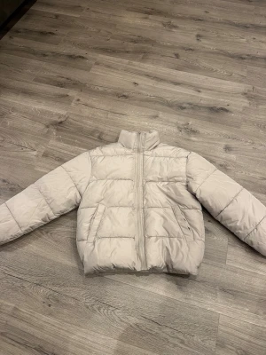Beige pufferjacka från Revolution - Säljer en beige pufferjacka från Revolution. As skön och bra kvalitet. ALDRIG ANVÄND!! (Pris kan diskuteras🤝