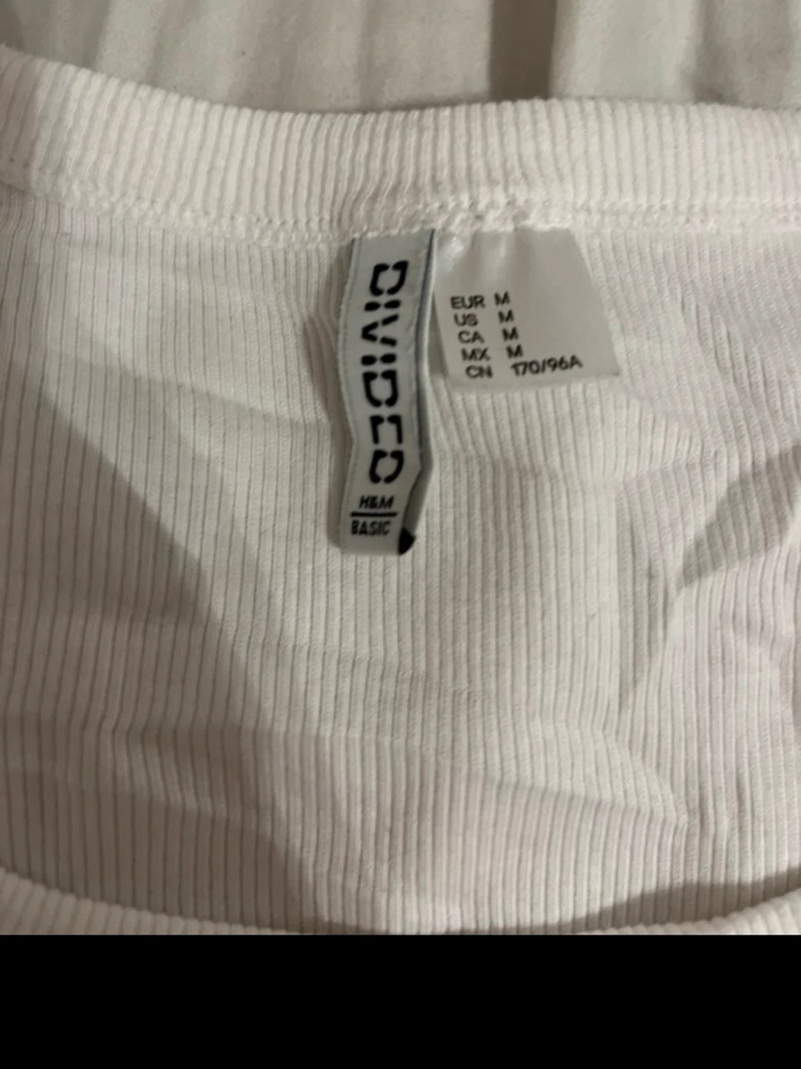 Tre toppar i beige, vit och brun - 4