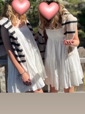 Vit klänning från Zara  - Vit kort klänning från Zara. Perfekt till sommaren eller kanske student! Knappast använd och mycket fint skick!🤍🤍🤍🤍