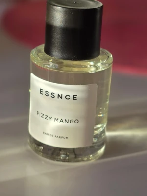 ESSNCE Fizzy Mango Eau de Parfum 50 ml -  Fräsch parfym från ESSNCE med doft av Fizzy Mango. Endast testad. Inköpt oktober 2025