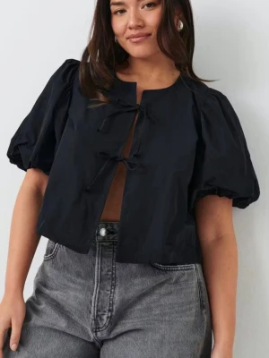 Svart blus med puffärm och knyt - Säljer en svart blus med puffade ärmar och knyt framtill 💗