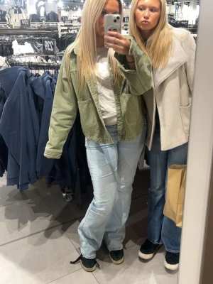 Grön jeans jacka  - Säljer min gröna jeans jacka ifrån Zara då jag inte får den till någon nytta tyvärr, har andvänt den 4 gånger unegär men annars som ny 