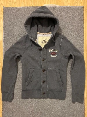 Vintage Hollister Cardigan Med Knappar - Säljer denna otroliga sällsynta och feta Hollister cardigan med knappar | Mycket bra skick | Storlek M men kan passa S! |Längd ≈ 65cm, Bredd armhåla - armhåla ≈53 cm | Modell 175, 68 kg | PRIS KAN DISKUTERAS