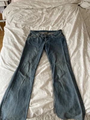 Low waist bootcut jeans - Säljer dessa low bootcut jeans som är från weekday för att de inte passar mig längre💕 använt fåtal gånger men blivit lite slitage vid fotändan (sista bilden).  Storleken är W29 L34