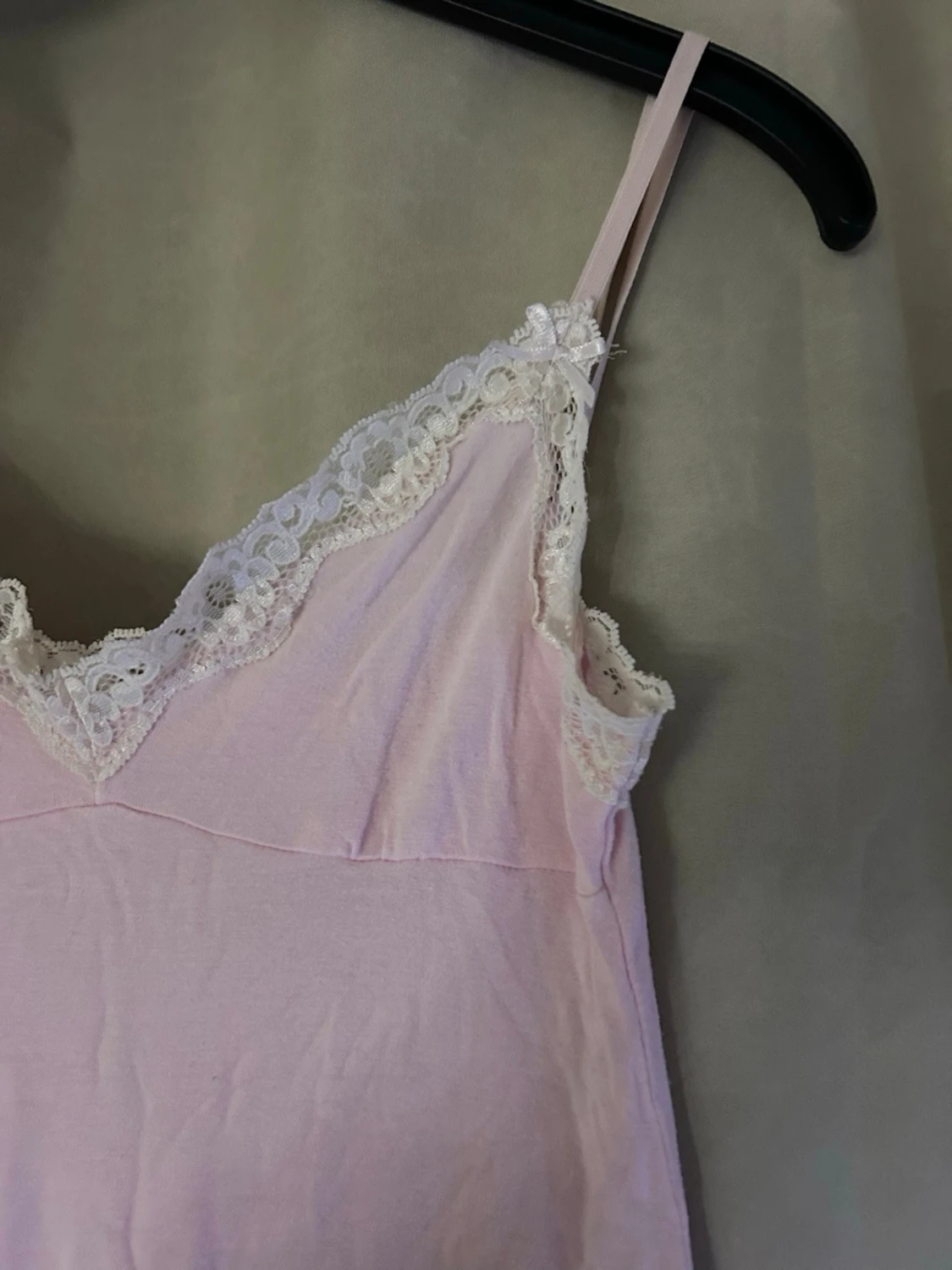 Ljusrosa nattlinne med spetsdetaljer - 1