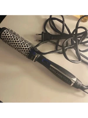 Björn axen - Värmeborste från Björn Axén, perfekt för att skapa volym och blow outs. Har användt den 2-3 gånger annars har den bara suttit i lådan💗minsta storleken (33mm)