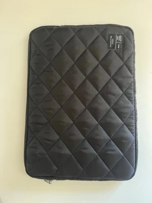 Svart datorväska från Lager 157 - Jätte fint datorfodral från lager 157! Aldrig använt säjer pga att jag redan hade en annan. Priset går att diskutera💗💗