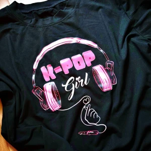 Svart T-shirt med K-Pop motiv! - Svart T-shirt med K-Pop motiv framtill i storlek M. Ny och oanvänd.