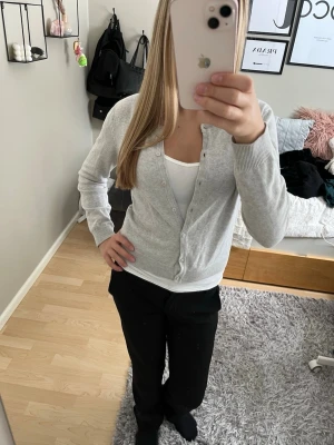 Ljusgrå kofta  - Ljusgrå kofta från H&M BASIC. Inga defekter. Passar till allt och är perfekt om man vill ha en mer chill outfit💞