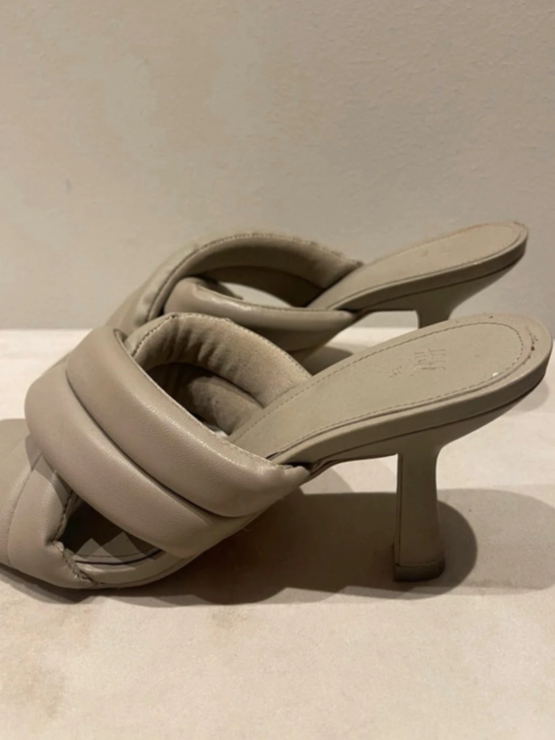 Beige quiltade pumps från H&M - 2