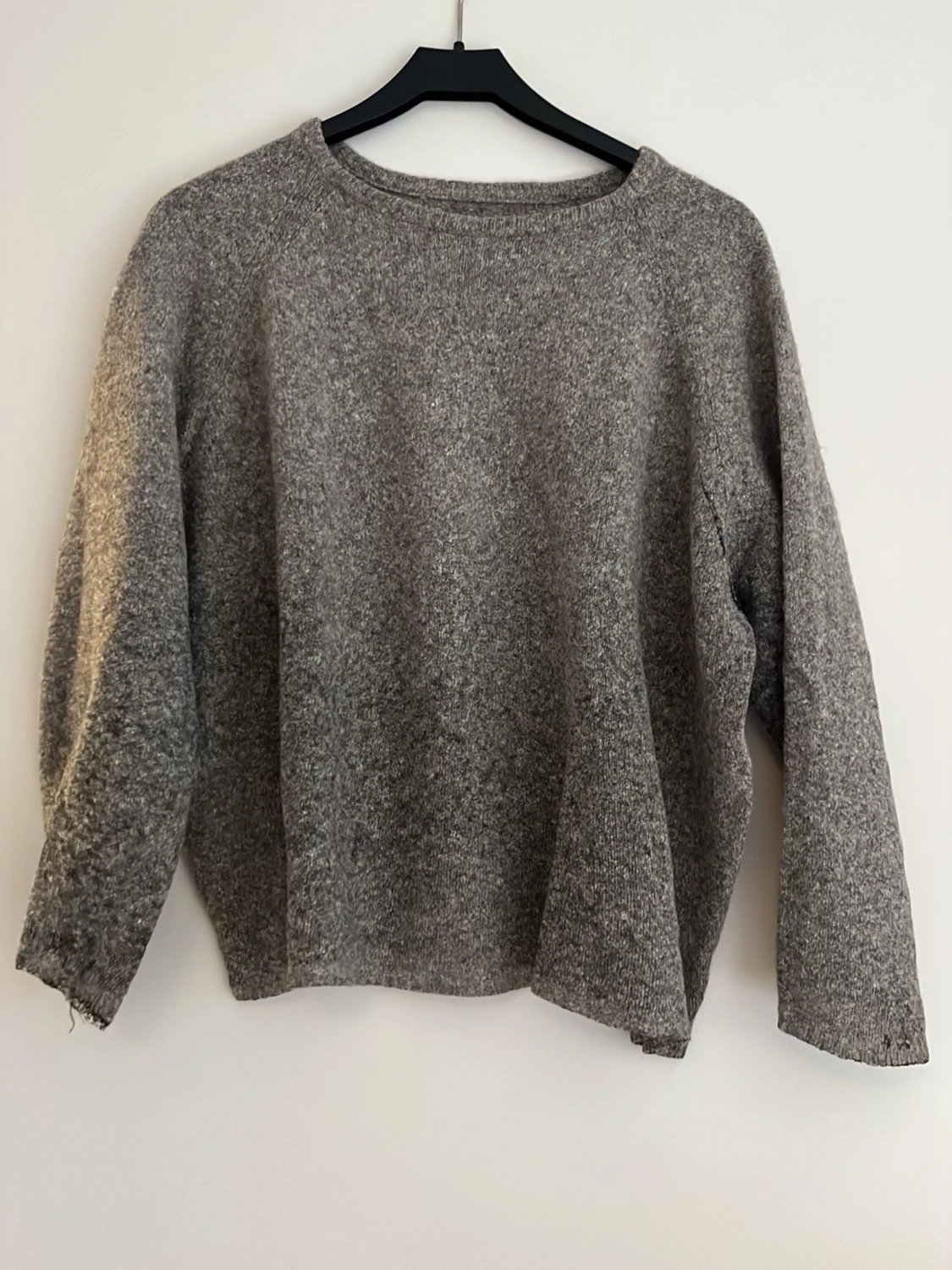 Söt och enkel grå stickad tröja