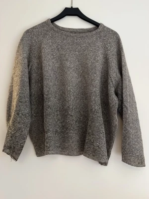 Söt och enkel grå stickad tröja - Mysig  stickad tröja,  Tröjan har långa ärmar och är tillverkad i ett mjukt, ganska tunt material men är persfekt för sommaren som tröja över för kyligare dagar💗🫰🏼