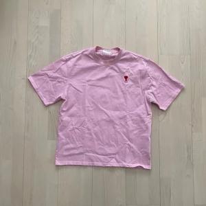 Ami Paris T-shirt  - Tjena! Säljer nu denna sjukt snygga T-shirt från Ami Paris. Storlek L men passar även M och i fint skick! Priset är ej hugget i sten så hör av dig vid minsta fundering:)