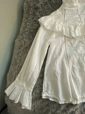 Vit blus från howtokissafrog🤍 - JÄTTE fin blus från howtokissafrog med fina detaljer i jätte bra och fint skick🤍skulle säga att den är i storlek xs🤍🤍🤍