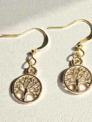 Guld örhängen med livets träd - Snygga guldiga örhängen med hängande rund berlock som har ett detaljerat livets träd-motiv. Örhängena är i guldpläterad metall med krokfäste och har en stilren, bohemisk känsla. Perfekta för dig som gillar naturinspirerade accessoarer.