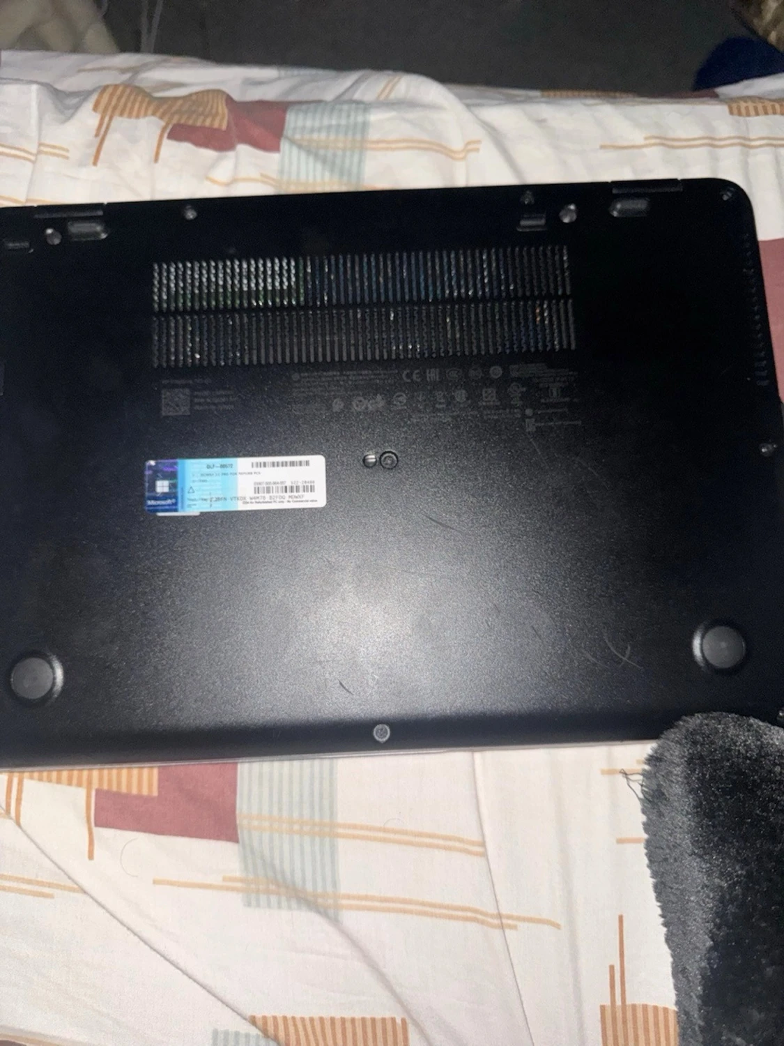 Svart och silver bärbar dator - 2