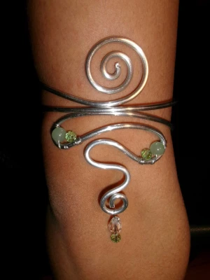 Armcuff  - Går att välja färg på pärlorna 🥰