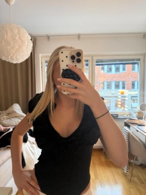 Zara body med volanger - Säljer denna super virala bodyn från Zara, aldrig använt den själv men lånat ut den två gånger💖 storlek S men passar även Xs💖 Lägg bud då jag är osäker om jag vill sälja, tar endast emot bra bud💖