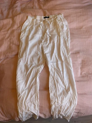 Vit linnebyxa - Vit linnebyxa, storlek m men fungerar även på mindre storlekar om man vill ha den lite baggy