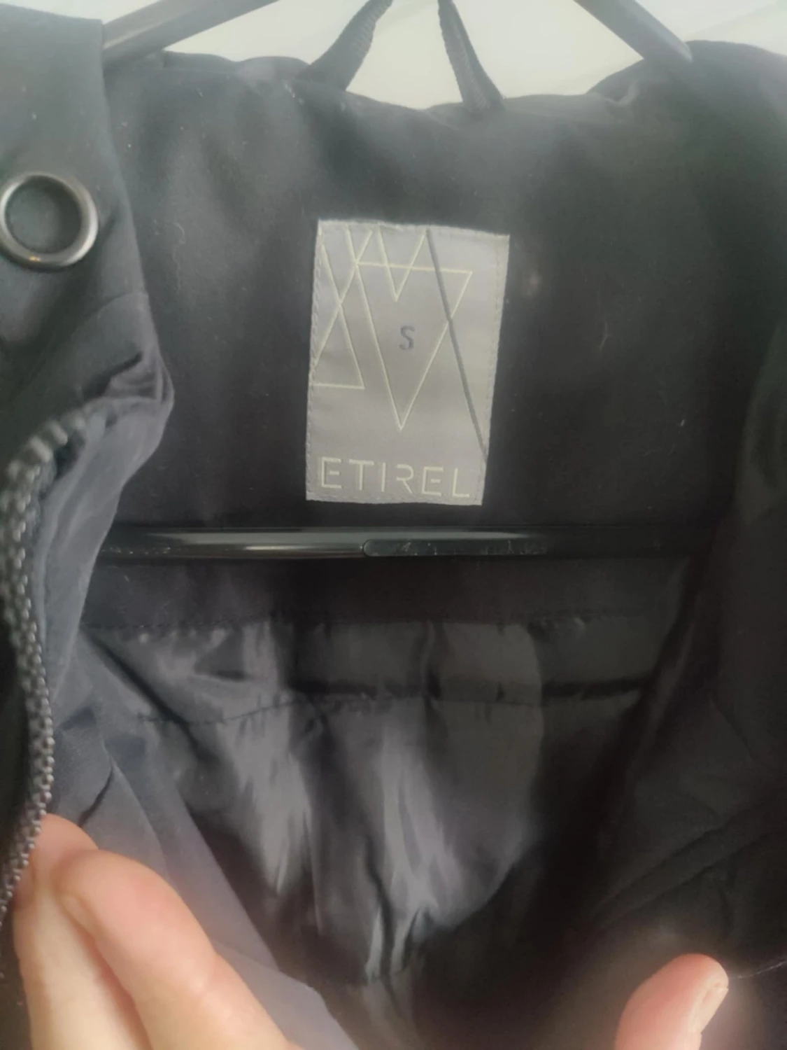 Svart vindjacka med huva - 4