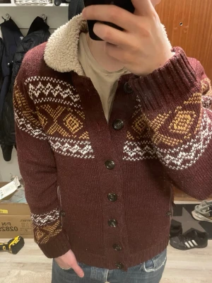 Fodrad stickad cardigan - Tjena! Säljer en otroligt fet fodrad stickad cardigan från Tokyo laundry. Passar perfekt till det kalla vädret. Modellen är 180cm, 75kg. Priset kan såklart diskuteras