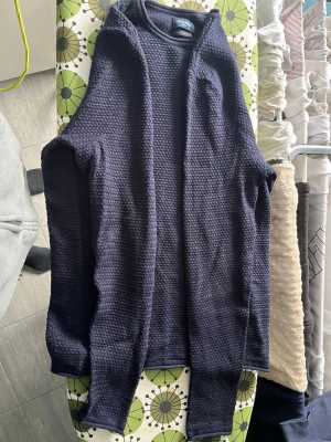 Mörkblå strukturerad långärmad tröja - Mörkblå långärmad tröja med rund hals och snyggt strukturerat tyg. Tröjan har en enkel, rak passform och är tillverkad i ett mjukt material som känns skönt mot huden. Perfekt för dig som gillar stilrena och bekväma plagg.