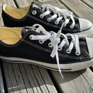 Converse skor - 9/10 skick endast skorna ingår då boxen är sönder