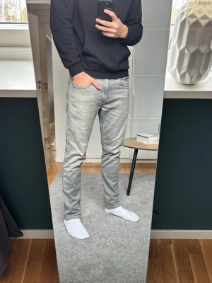 Tommy jeans  - Tjenare! Säljer ett par feta Tommy Hilfiger jeans med modellen "Austin". Byxorna är i använt skick men mycket kvar att ge! Nyskick 1199 kr. Pris går att diskutera.👊 Hör av er vid fler frågor! Mvh Viktor