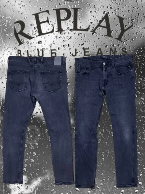 Mörkblå Replay jeans herr - Modell anbass Storlek 34/32 Riktigt goa o ha på sig och sitter bra på Slim fit passform  Mått: Midja 44cm Längd 98cm Benöppning 16,5cm Lår 27cm  Skriv om ni har frågor! Skickas samma eller nästa dag 📦🚛