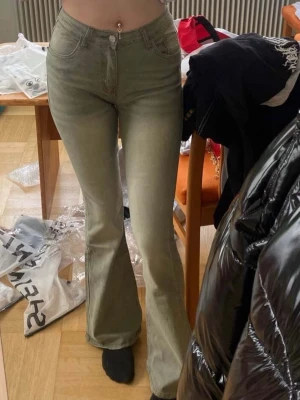 Utsvänga gröna jeans  - Gröna jeans, finns ingen lapp i så vet tyvärr inte vart de är ifrån eller vilken storlek de är i men de passar mig som brukar ha S/M. Använda 1 gång. Pris kan diskuteras vid snabbt köp