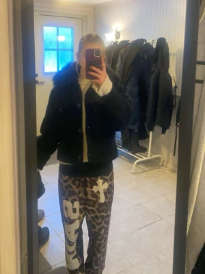 Svart teddyjacka med krage - Mysig mörkblå teddyjacka med fusk päls krage och knappar framtill. Används en säsong. St.l 158 men passar som xs🥰