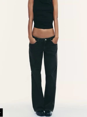 Svarta raka jeans från Zara - Säljer ett par svarta jeans från Zara med rak passform och låg midja. Jeansen har klassisk femficksdesign, knappgylf och är tillverkade i denim. Använda en gång! Nypris 400 kr💕