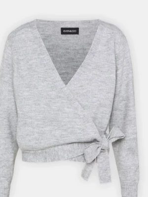 Grå omlottkofta från Even&Odd - Säljer en ljusgrå stickad omlottkofta från Even&Odd. Aldrig använd ( lappen kvar ). Original pris 400.