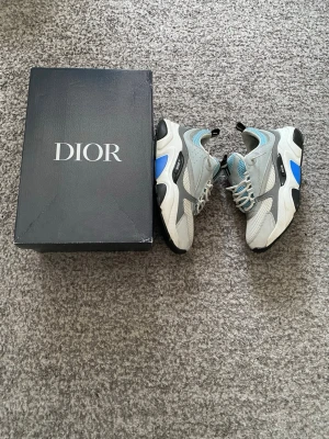 Dior B22 sneakers grå/blå - Ett par cd b22 som jag har använt få gånger. Skriv för mer information