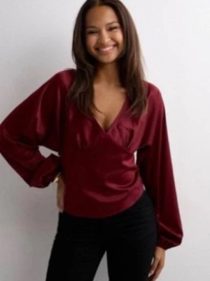 Satin topp - Säljer denna fina satin tröja som aldrig är använd, säljer då den va lite liten i storlek, det är en M men sitter som en S🩷