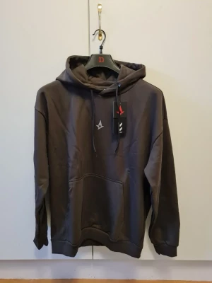 Astralis x Hummel 24 Fan Loose hoodie strl M - Helt ny och aldrig använd med etikett. 100% bomull. Storlek M.