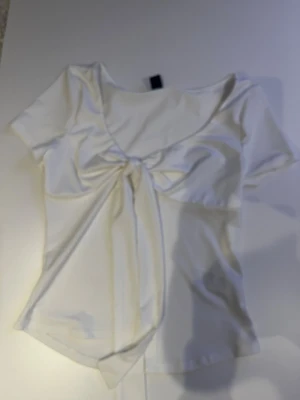 Vit tröja  - Aldrig använd vit tröja med rosett 