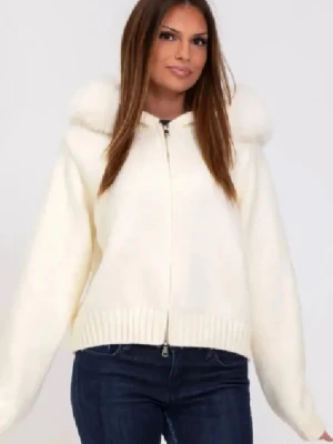 Vit alessa jacka - Mysig vit teddyjacka med huva och dragkedja framtill. Original pris ungefär 2000