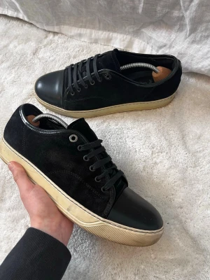 Lanvin Skor 42 - Tja! Säljer nu mina lanvins i storlek 42. De är i mycket fint skick, använda ett fåtal gånger. Finns endast en ytterst liten skada på ena captoen. Riktigt feta och passar till alla outfits. Perfekta under alla årstider och tillfällen. Nypris: 5000 kr. Finns en ordinarie innersula, men har köpt två extra till så det är verkligen inga problem. Vid eventuella frågor eller funderingar är det bara att hojta till! 