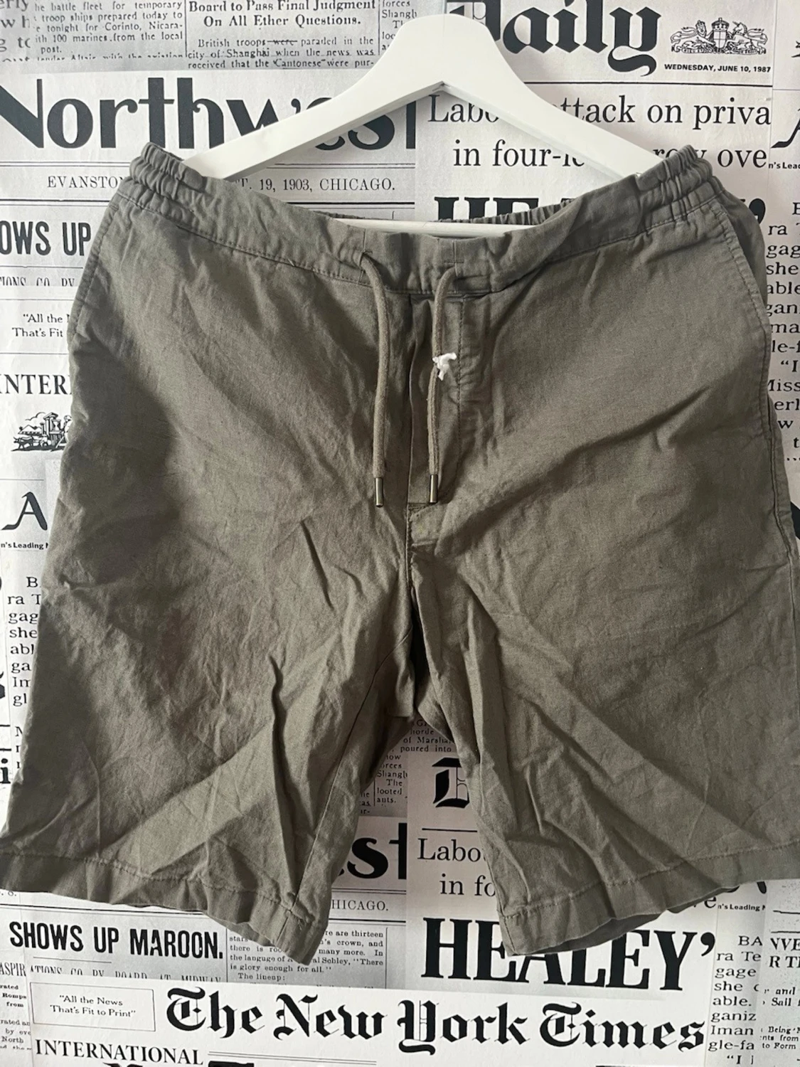 Beiga linneshorts med snörning